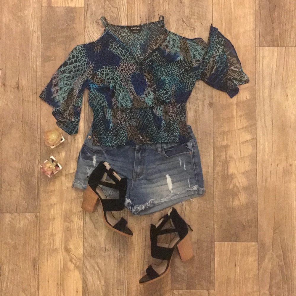 💙 Bebe cold shoulder sheer blue ruched V neck top